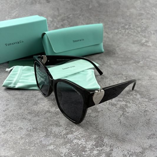 Classic Heart-Accent Oversized Sunglasses - UV Protection Eyewear