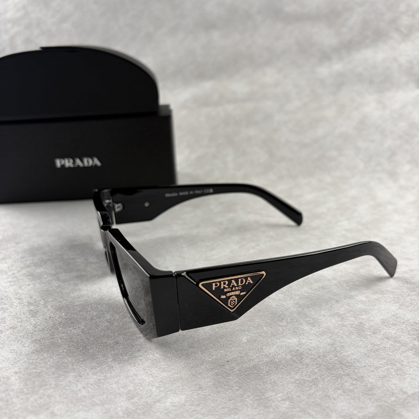 Modern Rectangular Sunglasses - Sleek UV Protection Eyewear